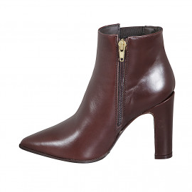 Woman's pointy ankle boot... 2