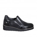 Woman's highfronted shoe with elastic bands in black leather and patent leather wedge heel 4 - Available sizes:  35, 42, 43