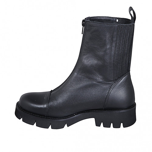 Woman's ankle boot with captoe, front...