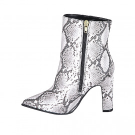 Woman's pointy ankle boot... 2