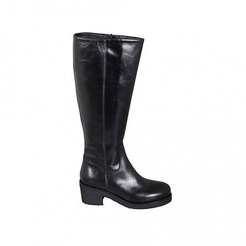 Woman's boot in black leather with...