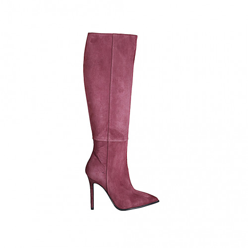 Woman's pointy boot in maroon suede...
