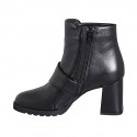 Botines para mujer con punta redonda y cremallera en piel de negra y borde e charol negro tacòn 7 - Tallas disponibles:  42, 43, 44, 45