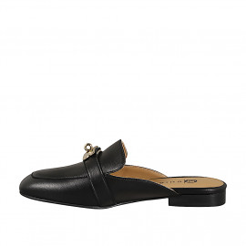 Sabot chiuso in punta da donna con accessorio dorato in pelle nera e tacco 2 - Misure disponibili: 32, 33, 34, 42, 43, 44, 45, 46 2