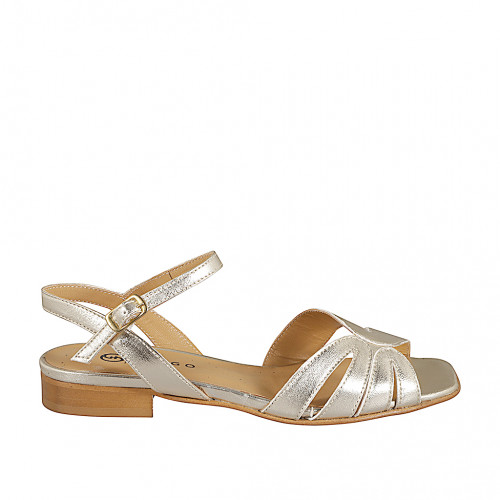 Woman's strap sandal in platinum...