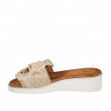Mules pour femmes en daim beige avec platine imprimée et avec nœud, talon compensé 4 - Pointures disponibles:  32, 33, 34, 35, 42, 43, 44, 45