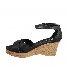 Zapato abierto para mujer con tiras cruzadas y plataforma en piel de color negro cuña 7 - Tallas disponibles:  32, 33, 34, 35 2