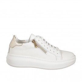 Woman's laced shoewith...