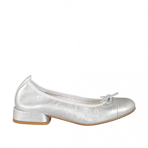 Ballerina da donna a punta tonda con puntale e fiocco in pelle laminata argento tacco 2 - Misure disponibili: 33, 34, 35, 42, 43, 44, 45, 46