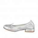 Ballerina da donna a punta tonda con puntale e fiocco in pelle laminata argento tacco 2 - Misure disponibili: 33, 34, 35, 42, 43, 44, 45, 46
