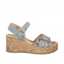 Sandalo da donna con fascia con velcro e plantare in memory foam, in camoscio avio e pelle stampata,  zeppa in sughero 7 - Misure disponibili: 32, 33, 34