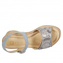 Sandalo da donna con fascia con velcro e plantare in memory foam, in camoscio avio e pelle stampata,  zeppa in sughero 7 - Misure disponibili: 32, 33, 34