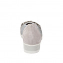 Décolleté da donna con plantare estraibile e accessorio metallico, in camoscio forato avio e camoscio grigio con zeppa 3 - Misure disponibili: 32, 33, 34, 42, 43, 44, 45, 46