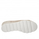 Décolleté da donna con plantare estraibile e accessorio, in camoscio forato beige e camoscio laminato platino con zeppa 3 - Misure disponibili: 32, 33, 34, 42, 43, 44, 45, 46
