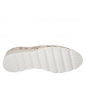 Décolleté da donna con plantare estraibile, in pelle forata e stampata beige con zeppa 4 - Misure disponibili: 32, 33, 34, 42, 43, 44, 45, 46