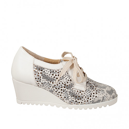 Woman's laced shoe with removable...