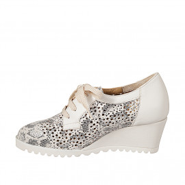 Chaussure pour femmes à lacets avec semelle amovible en cuir ivoire et cuir perforé et imprimé avec talon compensé 6 - Pointures disponibles:  31, 32, 33, 34, 42, 43, 44, 45, 46 2