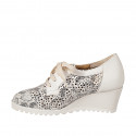 Scarpa stringata da donna in pelle forata avorio e pelle stampata e forata con zeppa 6 - Misure disponibili: 31, 32, 33, 34, 42, 43, 44, 45, 46