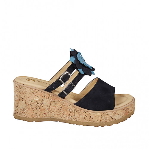 Sabot da donna con plantare in memory foam, cinturini regolabili e fiore in camoscio blu, plateau e zeppa 7 - Misure disponibili: 32, 33, 34
