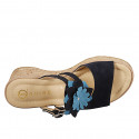 Sabot da donna con plantare in memory foam, cinturini regolabili e fiore in camoscio blu, plateau e zeppa 7 - Misure disponibili: 32, 33, 34