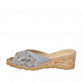 Ouvert Mule pour femmes avec semelle intérieure en mousse à mémoire de forme en daim bleu clair et cuir imprimé talon compensé 5 - Pointures disponibles:  32, 33, 34 2