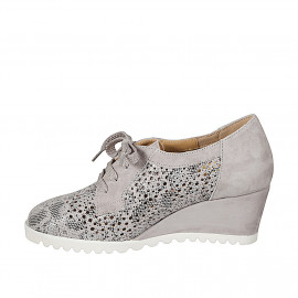 Zapato con cordones, plantilla extraíble para mujer en gamuza gris y piel perforada e imprimida con cuña 6 - Tallas disponibles:  31, 32, 34, 42, 43, 44, 45, 46 2