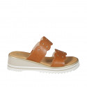 Ouvert Mules pour femmes à 2 bandes avec élastique et goujons en cuir cognac et avec talon compensé 5 - Pointures disponibles:  32, 33, 34, 42, 43, 44, 45, 46