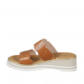 Ouvert Mules pour femmes à 2 bandes avec élastique et goujons en cuir cognac et avec talon compensé 5 - Pointures disponibles:  32, 33, 34, 42, 43, 44, 45, 46 2