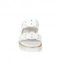 Sabot abierto para mujer de 2 tiras con elástico y tachuelas en piel de color blanco y con cuña 5 - Tallas disponibles:  32, 33, 34, 42, 43, 44, 45, 46