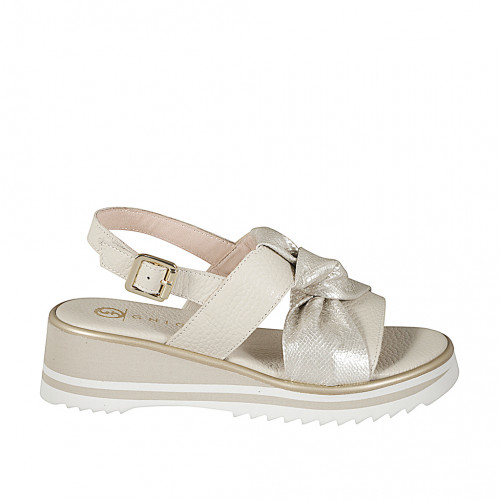 Sandales pour femme à 2 bandes et nœud en cuir beige et daim lamé platine avec talon compensé 5 - Pointures disponibles:  32, 33, 34, 42, 43, 44, 45, 46