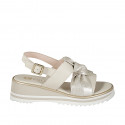 Sandalo da donna a 2 fasce con nodo in pelle beige e camoscio stampato platino zeppa 5 - Misure disponibili: 32, 33, 34, 42, 43, 44, 45, 46
