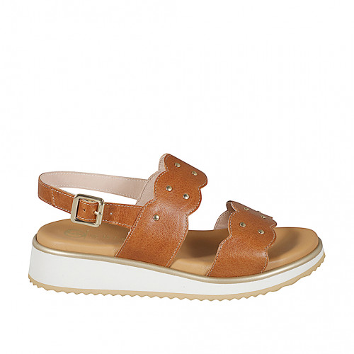 Ouvert Mules pour femmes à 2 bandes avec élastique et goujons en cuir cognac et avec talon compensé 3 - Pointures disponibles:  32, 33, 34, 42, 43, 44, 45, 46