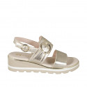 Sandalo da donna a 2 fasce con fibbia in pelle laminata platino e con zeppa 4 - Misure disponibili: 32, 33, 34, 42, 43, 44, 45, 46