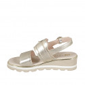 Sandalo da donna a 2 fasce con fibbia in pelle laminata platino e con zeppa 4 - Misure disponibili: 32, 33, 34, 42, 43, 44, 45, 46