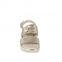 Sandales pour femmes à 2 bandes et avec boucle en cuir lamé platine, talon compensé 4 - Pointures disponibles:  32, 33, 34, 42, 43, 44, 45, 46