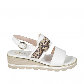 Sandales pour femmes à 2 bandes et avec boucle en cuir blanc et daim tacheté, talon compensé 4 - Pointures disponibles:  32, 33, 34, 42, 43, 44, 45, 46