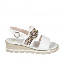 Sandalo da donna a 2 fasce con fibbia in pelle bianca e camoscio con stampa maculata, zeppa 4 - Misure disponibili: 32, 33, 34, 42, 43, 44, 45, 46
