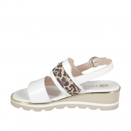 Sandalo da donna a 2 fasce con fibbia in pelle bianca e camoscio con stampa maculata, zeppa 4 - Misure disponibili: 32, 33, 34, 42, 43, 44, 45, 46 2