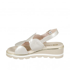 Sandales pour femmes à 2 bandes avec design géométrique et élastique en cuir lamé platin, talon compensé 4 - Pointures disponibles:  32, 33, 34, 42, 43, 44, 45, 46 2