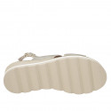 Sandalo da donna con 2 fasce con motivo geometrico ed elastico in pelle laminata platino con zeppa 4 - Misure disponibili: 32, 33, 34, 42, 43, 44, 45, 46