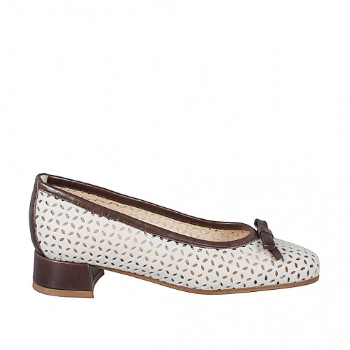 Escarpin avec nœud pour femmes en cuir perforé ivoire et détails en cuir marron, talon 3 - Pointures disponibles:  32, 33, 34, 35, 42, 43, 44, 45
