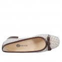 Décolleté con fiocco da donna in pelle traforata avorio e profili in pelle marrone tacco 3 - Misure disponibili: 32, 33, 34, 35, 42, 43, 44, 45
