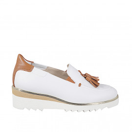 Mocassins pour femmes avec talon compensé, élastiques et glands en cuir blanc et cognac et talon compensé 4 - Pointures disponibles:  32, 33, 34, 35