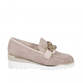 Mocasinos con cuña para mujer con elasticos y accesorio dorado en gamuza color gris pardo y detalles en piel beis cuña 4 - Tallas disponibles:  32, 33, 34, 35