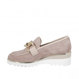 Mocasinos con cuña para mujer con elasticos y accesorio dorado en gamuza color gris pardo y detalles en piel beis cuña 4 - Tallas disponibles:  32, 33 2