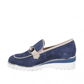 Mocassino con zeppa da donna con elastici e accessorio argentato in camoscio blu con dettagli in pelle beige zeppa 4 - Misure disponibili: 32, 33, 35 2