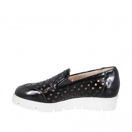 Zapato cerrado para mujer con plantilla extraible en suave charol perforado de color negro y cuña 3 - Tallas disponibles:  32, 33, 34, 42, 43, 44, 45 2