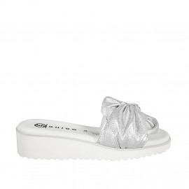 Sabot da donna con nodo in laminata platino con zeppa 4 - Misure disponibili: 32, 33, 34, 35, 42, 43, 44, 45