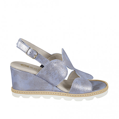 Sandalias para mujer con cuña cubierta de piel y diseño geométrico en piel laminada perlada azul claro, cuña 7 - Tallas disponibles:  32, 33, 34, 35, 42, 43, 44, 45, 46