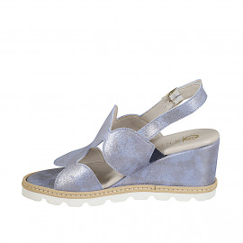 Sandalias para mujer con cuña cubierta de piel y diseño geométrico en piel laminada perlada azul claro, cuña 5 - Tallas disponibles:  32, 33, 34, 35, 42, 43, 44, 45, 46 2